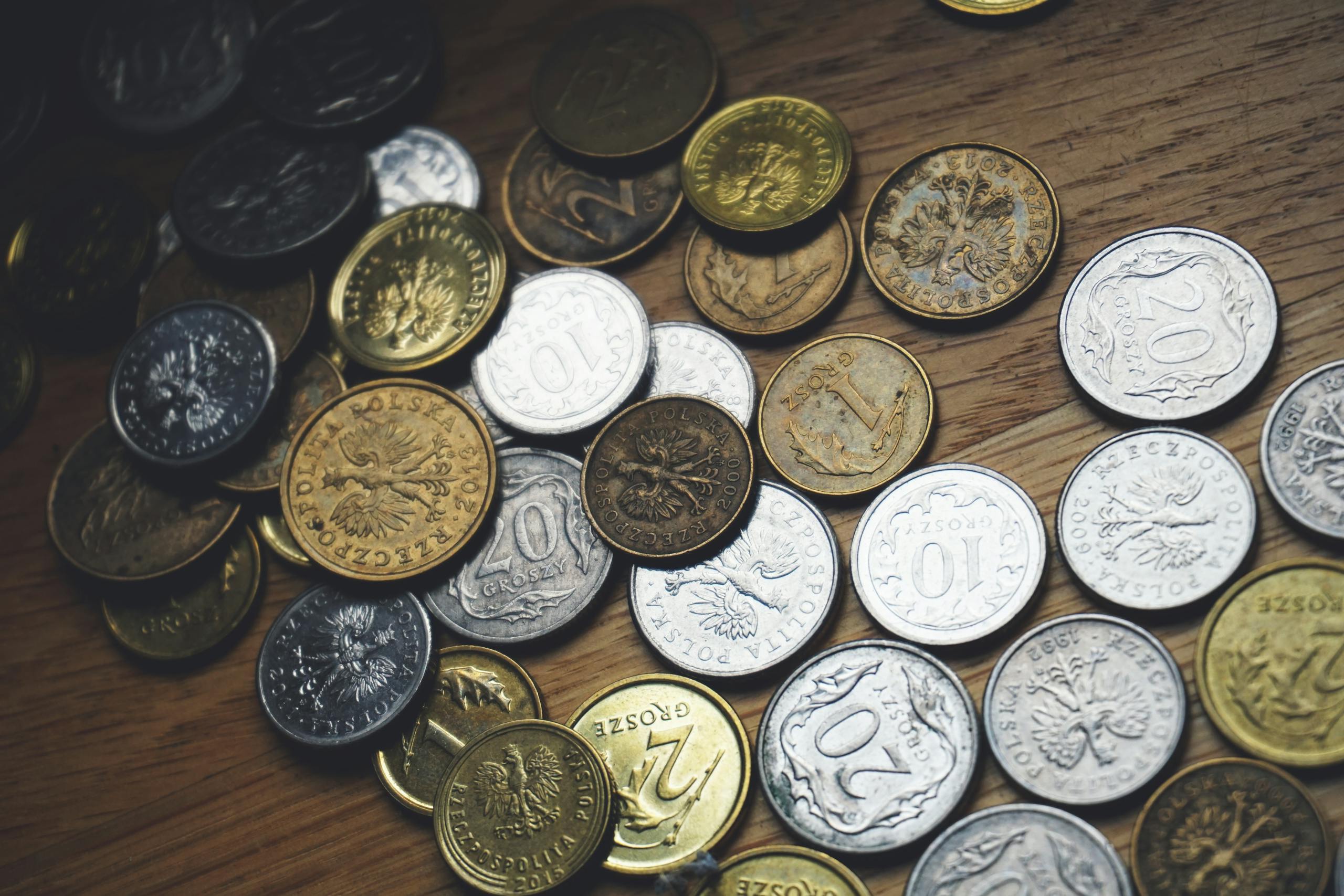 Euro testează pragul de 4,98 lei
